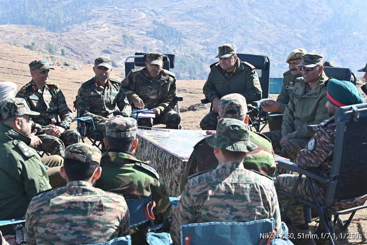 thetimepress_'s tweet image. Lt Gen Pratik Sharma, Northern Army Commander, visited Chhatru &amp;amp; Basantgarh to review counter-terrorism grid &amp;amp; operational preparedness in J&amp;amp;K. Commended troops&apos; professionalism &amp;amp; stressed tech-enabled vigilance for lasting peace.
#IndianArmy #NorthernCommand #JammuKashmir…