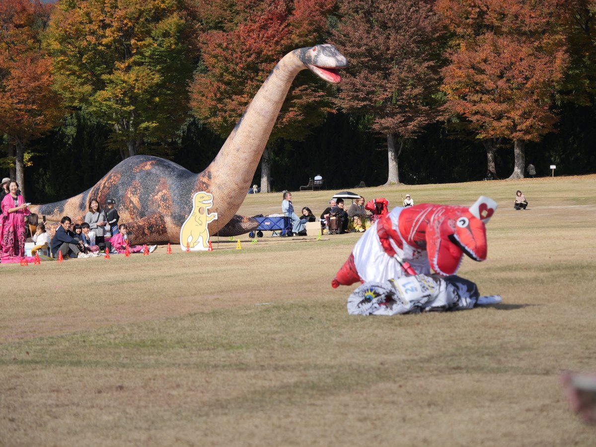 TREXraceDAISEN's tweet image. 負傷して萎んだ参加竜の看護に走るティラノナース💉
#ティラノサウルスレース
#日本ティラノサウルス保存会