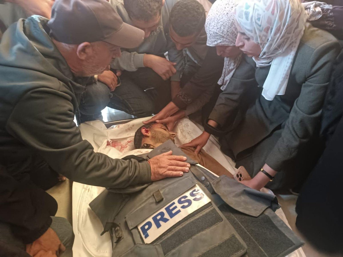 RamAbdu's tweet image. الشاعرة الغزية د سمية وادي @sumiawadi تلقي نظرة الوداع على شقيقها المصور الصحفي محمود والذي اغتالته قوات الاحتلال ظهر اليوم في خانيونس.