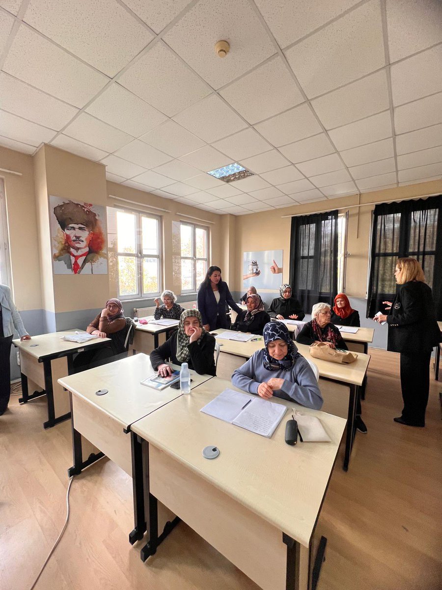 Kadınların bilgiye erişim hakkını savunmak, özgüvenlerini artırmak ve toplumsal eşitliği güçlendirmek amacıyla hayata geçirdiğimiz Okuma-Yazma Atölyelerimize devam ediyoruz. 

Uğur Mumcu Atölyemiz ikinci dönemiyle devam ederken, Soğanlık Okuma Yazma Atölyemiz de hayata geçerek