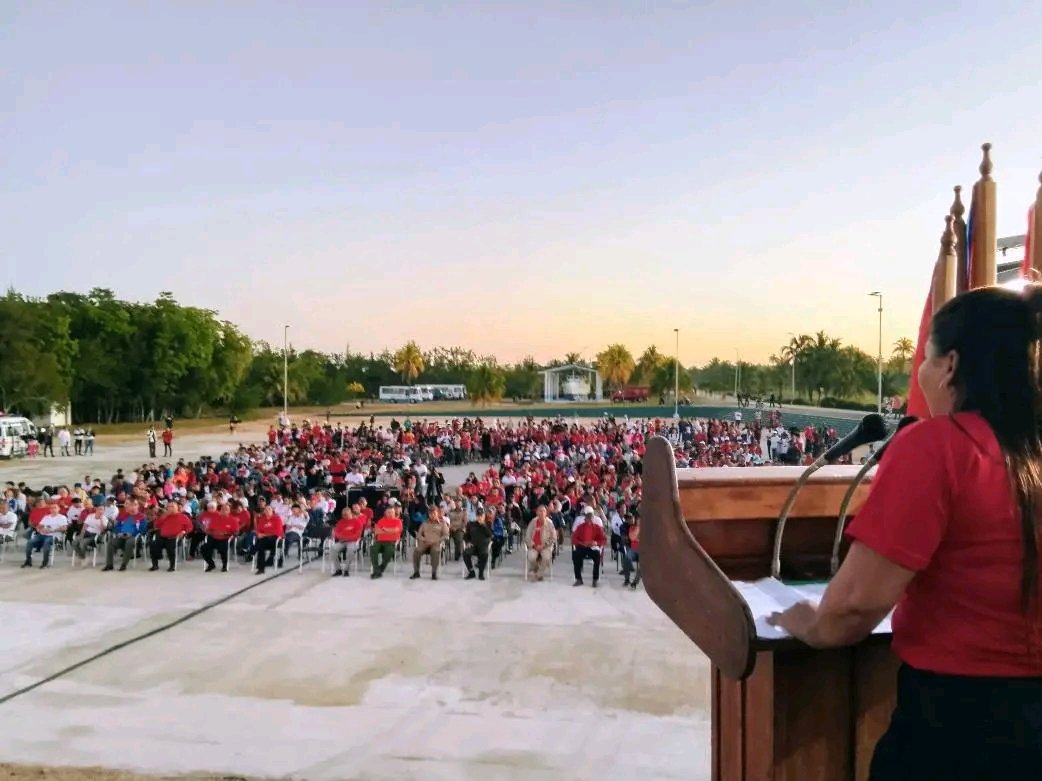 #2DeDiciembre 🇨🇺🌟🎊💪👏
Una representación del pueblo de la #ProvinciaGranma, rememoró esta mañana, en Playa Las Coloradas, el aniversario 69 del Desembarco del Yate Granma, al mando de #Fidel, por estas costas el 2 de diciembre de 1956. 
#CubaViveEnSuHistoria
Fte. Roberto Mesa