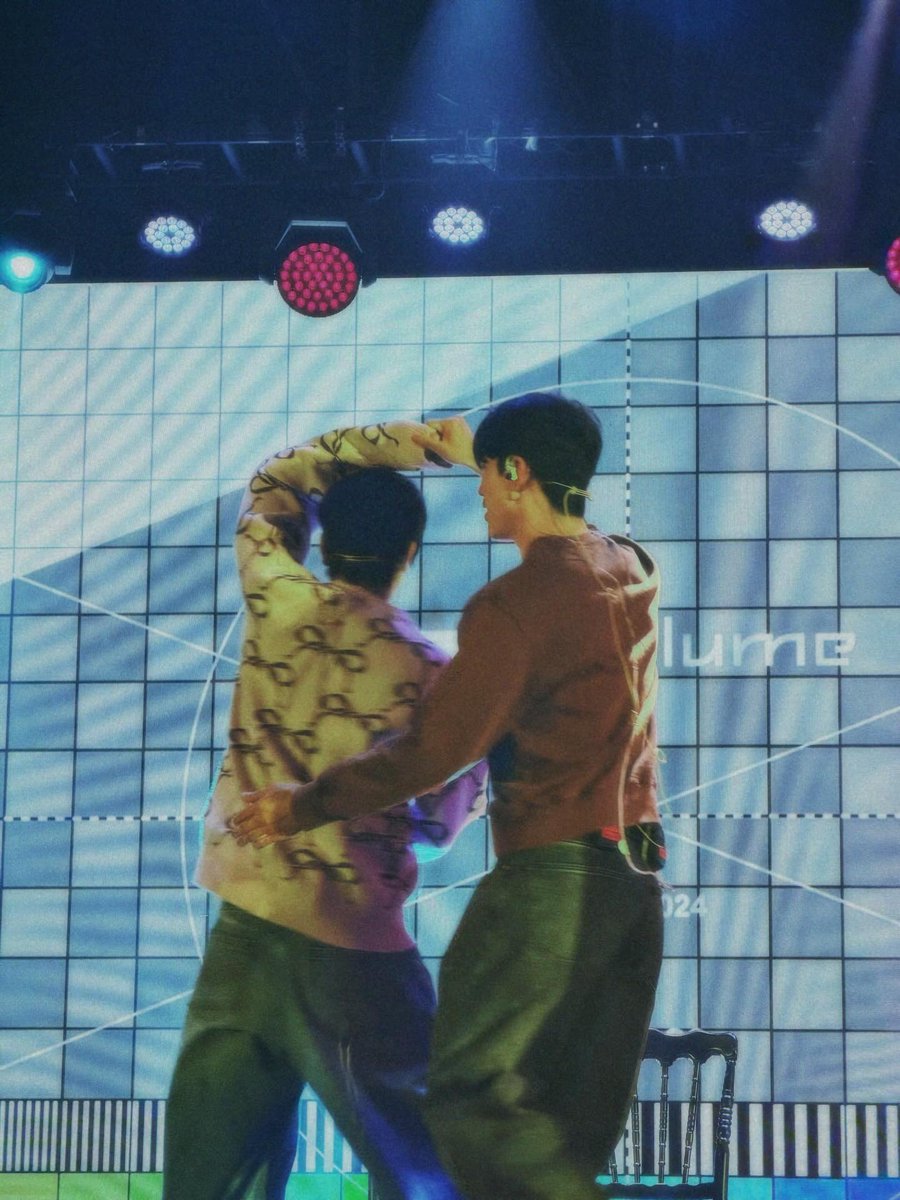 Herewithyouss's tweet image. สนยูโร ห้ะ นี่กลายร่างได้จิงๆละพี่😭