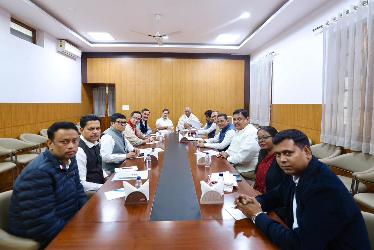 INCIndia's tweet image. Congress President Shri @kharge along with LoP Shri @RahulGandhi and Congress General Secretary (Org.) Shri @kcvenugopalmp met with the Assam Leadership Team in New Delhi.