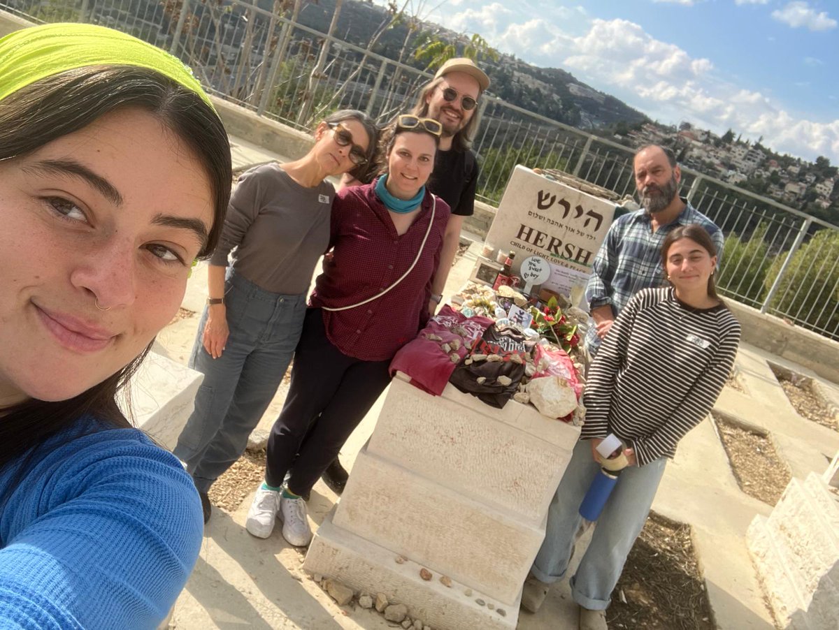 תמיד מחמם את הלב לראות אנשים מבקרים את הירש כשאנחנו מגיעים. כמה מדהים כשהם גרמנים שמבקרים מברמן. וכמה נפלא כשאנחנו מגלים שהם פגשו זה את זו במאבק להציל את הירש וכל החטופים ולכן הם קוראים להירש ה"שדכן" שלהם. תודה, אלכס ולנארד!