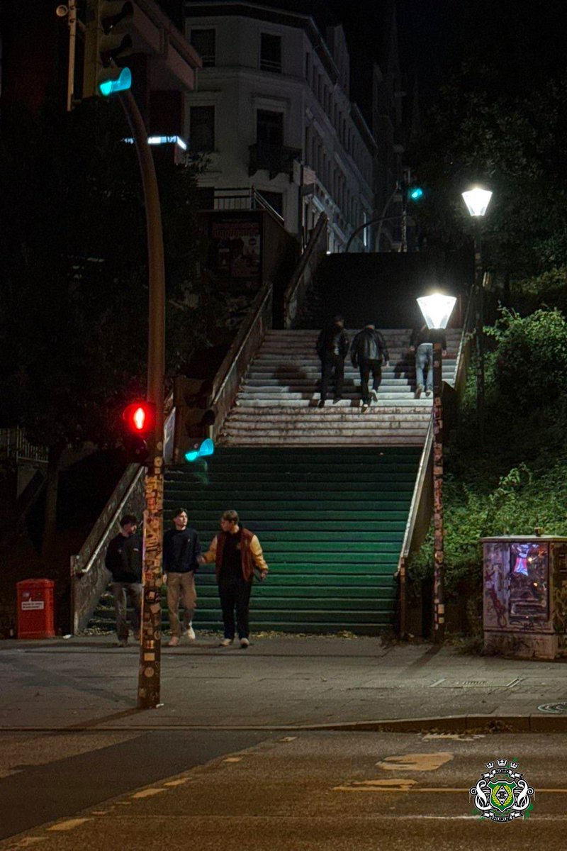 Liebe Pauli Fans,
wenn ihr sowas schon macht dann sorgt doch bitte dafür, dass es nicht komplett scheiße aussieht.
So macht man es richtig: