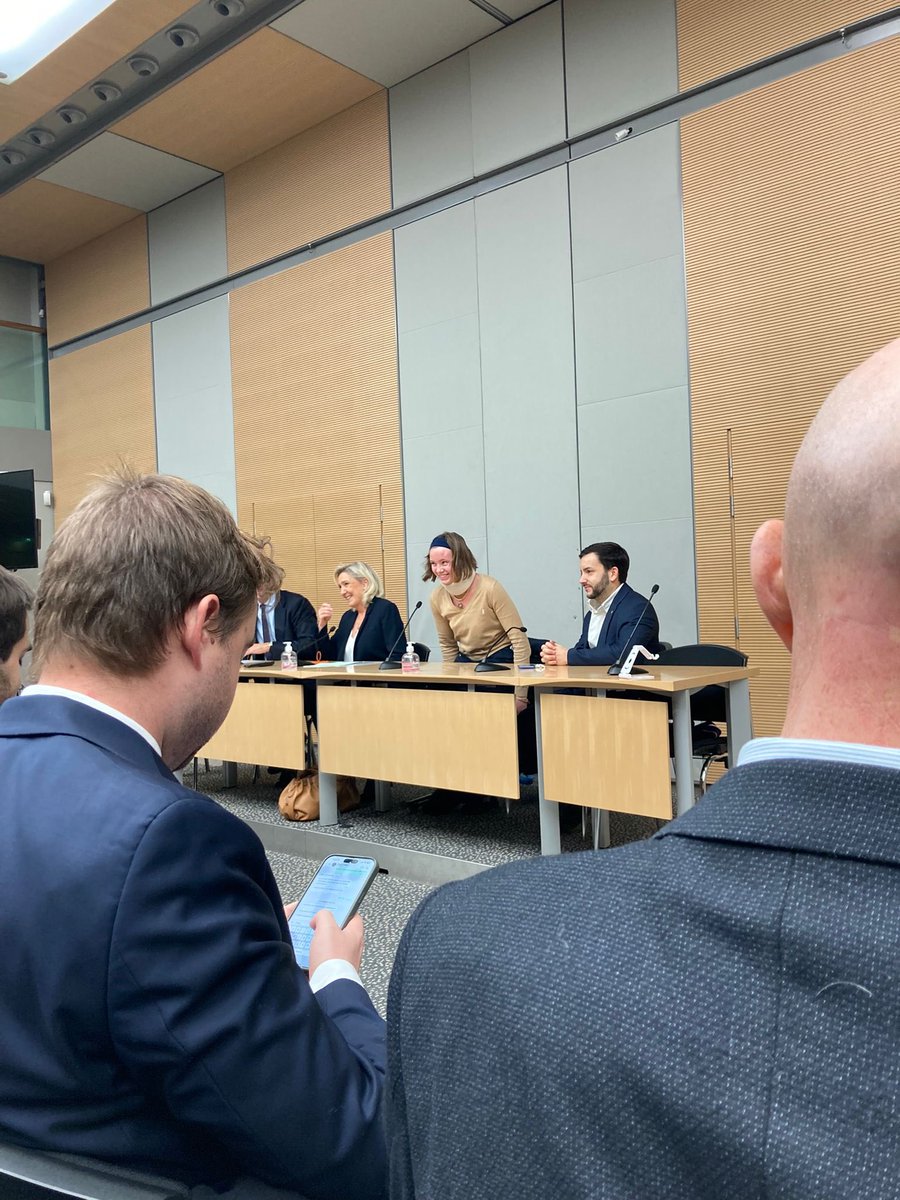 Nous sommes Heureux de recevoir en début de réunion de groupe Emma Vallain, collaboratrice parlementaire du député <a href="/PascalMarkowsky/">Pascal Markowsky</a>, grièvement blessée lors de l’attentat islamiste d’Oléron le 5 novembre dernier. Son courage et sa résilience suscitent toute notre admiration