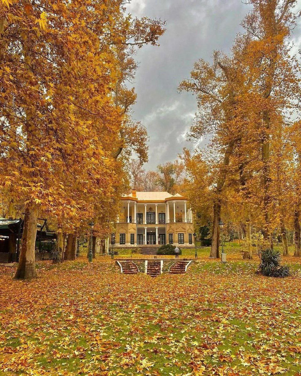کاخ نیاوران و زیبایی آن در پاییز فقط خانواده سلطنتی رو کم دارد.

صدای تک تک اون برگها را میتونی بشنوی که پهلوی را صدا می‌کنند:
ای شاه ایران برگرد به ایران

#پهلوی_امید_ملت