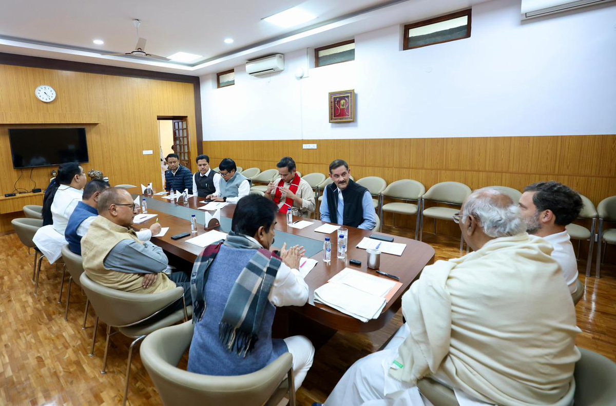 INCIndia's tweet image. Congress President Shri @kharge along with LoP Shri @RahulGandhi and Congress General Secretary (Org.) Shri @kcvenugopalmp met with the Assam Leadership Team in New Delhi.