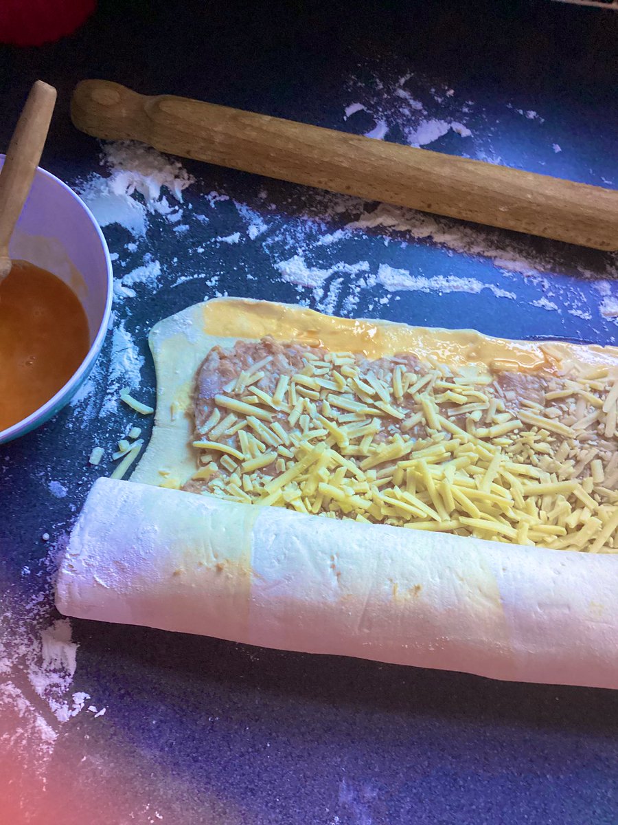 thebakingnanna1's tweet image. Sausage and cheese puff pastry swirls (pastry not made by me 😂 @JusRolUKIreland ) #toptips use a pizza cutter it give you a nice cut 😊and double yolk wash to get that lovely golden brown😍bake on 180f for 25/30 mins depending on your oven 😊