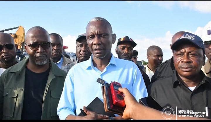 manya_serge's tweet image. Le Ministre @john_banza2023  confirme la transformation de la route Kananga–Kalambambuji : 260 km pour désenclaver le Grand Kasaï. Grands projets en cours (RN1,RN16,RN7,voie ferrée,port Ilebo). Kananga se positionne comme centre de développement. 
@Tobie_Kayumbi @Presidence_RDC