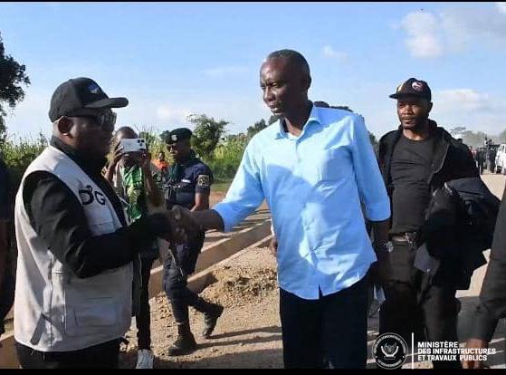 manya_serge's tweet image. Le Ministre @john_banza2023  confirme la transformation de la route Kananga–Kalambambuji : 260 km pour désenclaver le Grand Kasaï. Grands projets en cours (RN1,RN16,RN7,voie ferrée,port Ilebo). Kananga se positionne comme centre de développement. 
@Tobie_Kayumbi @Presidence_RDC