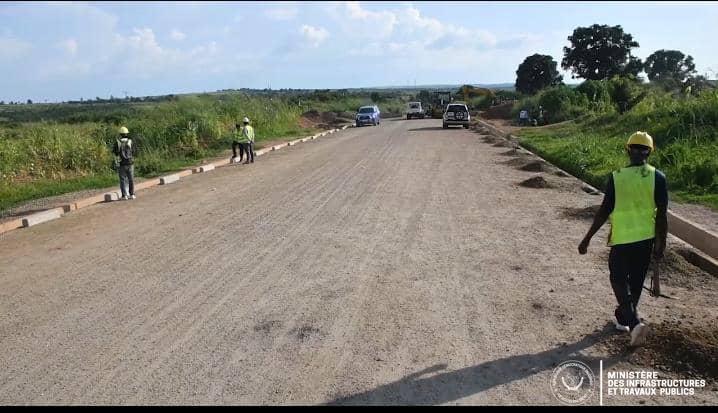 manya_serge's tweet image. Le Ministre @john_banza2023  confirme la transformation de la route Kananga–Kalambambuji : 260 km pour désenclaver le Grand Kasaï. Grands projets en cours (RN1,RN16,RN7,voie ferrée,port Ilebo). Kananga se positionne comme centre de développement. 
@Tobie_Kayumbi @Presidence_RDC