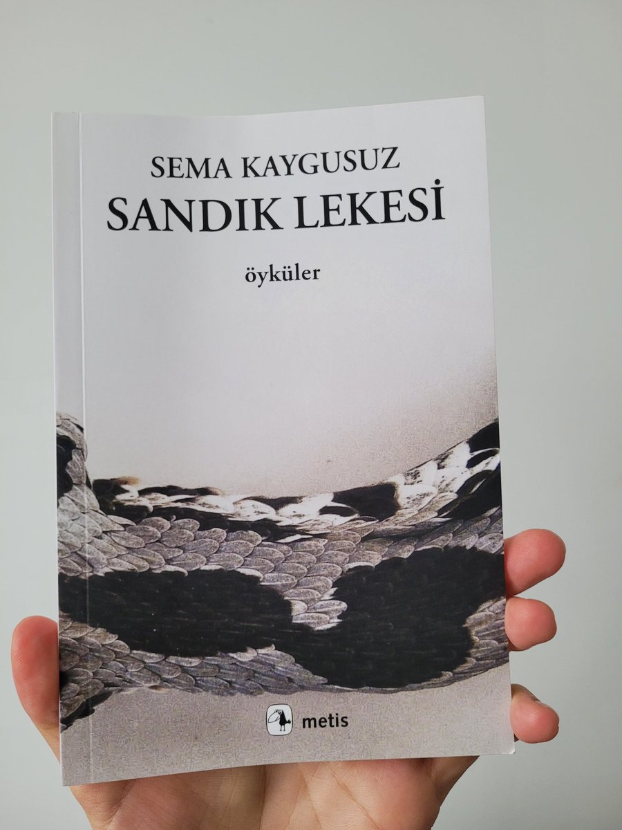 demirsim's tweet photo. “Ondan hiçbir şey beklememelisin, çünkü o senden hiçbir şey beklemeden öylece durmaktadır. Zaten gün gelir, bir bitki gibi durmak gerekebilir, hayatın olanaklarını daha iyi fark edebilmek için.”

Sandık Lekesi
Sema Kaygusuz https://t.co/YwZ5kTlOvA