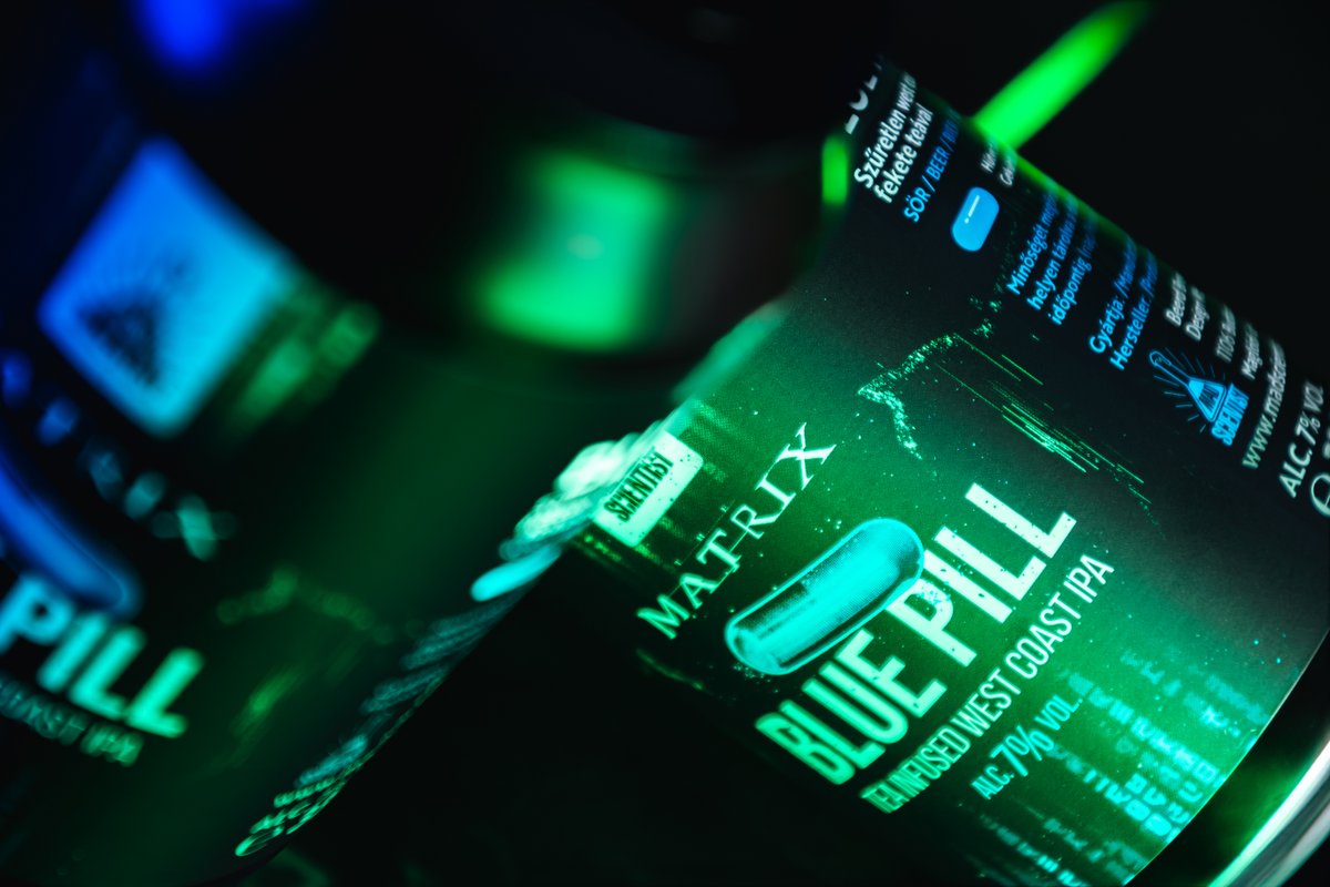madscientisthun's tweet image. The Matrix - BLUE PILL 🆕 Tea Infused West Coast IPA 7% 💙 #neo #thematrix #elcbrands #hbo #warnerbros #bluepill #madscientist Classic West Coast bitterness layered with smooth black tea notes from Sumatra. Calm, clear, and comfortably familiar. 🍵 madscientist.hu/en/termek/the-…