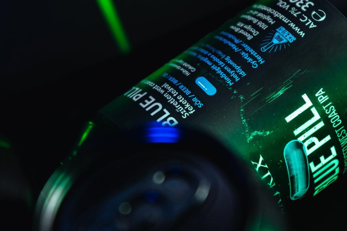 madscientisthun's tweet image. The Matrix - BLUE PILL 🆕 Tea Infused West Coast IPA 7% 💙 #neo #thematrix #elcbrands #hbo #warnerbros #bluepill #madscientist Classic West Coast bitterness layered with smooth black tea notes from Sumatra. Calm, clear, and comfortably familiar. 🍵 madscientist.hu/en/termek/the-…