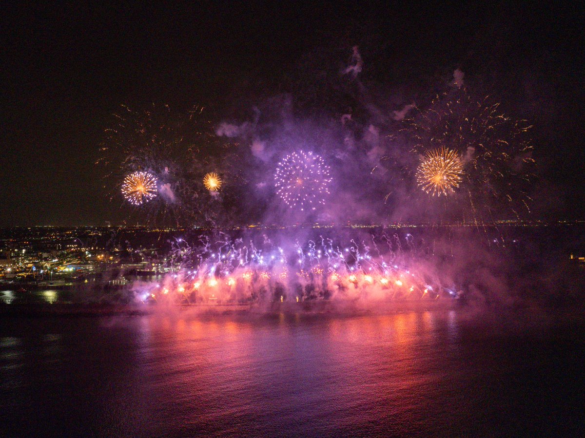 LaMochiladeMama's tweet photo. 🎆 ¡Despide el año en Dublín!

El New Year’s Festival convierte la ciudad en una gran fiesta con conciertos en directo, espectáculo de luces y una mágica cuenta atrás en el Castillo de Dublín ✨

¡Planazo para empezar el año a lo grande!

#IrlandaLlegaATuCorazon @descubreirlanda https://t.co/jfMCHiCHcf