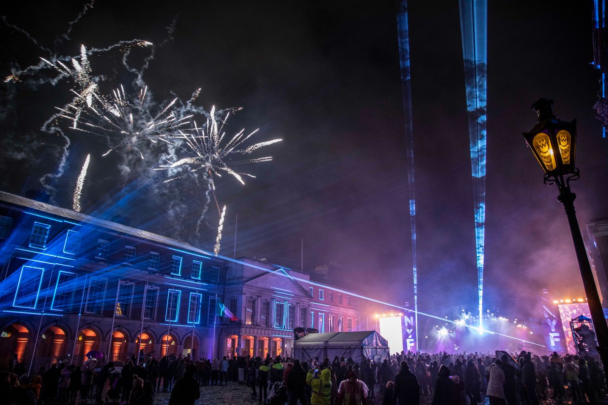 LaMochiladeMama's tweet photo. 🎆 ¡Despide el año en Dublín!

El New Year’s Festival convierte la ciudad en una gran fiesta con conciertos en directo, espectáculo de luces y una mágica cuenta atrás en el Castillo de Dublín ✨

¡Planazo para empezar el año a lo grande!

#IrlandaLlegaATuCorazon @descubreirlanda https://t.co/jfMCHiCHcf