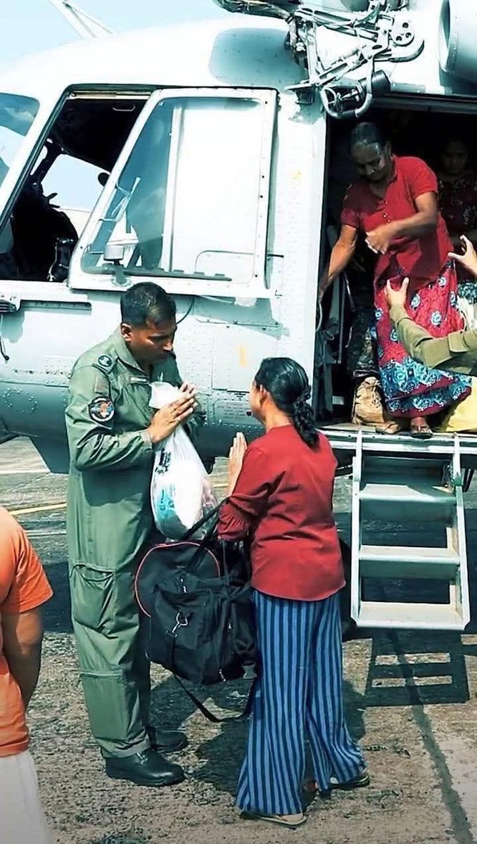 RealWahidaAFG's tweet image. A touching scene from the floods: a Sri Lankan mother expressing her gratitude to the Indian Air Force pilot who saved her family. 🇱🇰🤝🇮🇳

Even in the middle of so much destruction, kindness still rises above everything. Humanity doesn’t stop at borders.