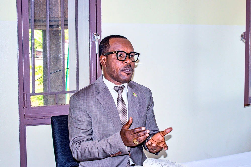 Gitega's tweet photo. #Burundi Ce mardi 2/12/2025, le Gouverneur de @Gitega, @BIGIRIMANALIBO4 a réuni administrateurs communaux et responsables éducatifs pour renforcer la gouvernance locale et consolider la décentralisation. #BonneGouvernance #Décentralisation https://t.co/9ZjJEQyL0g