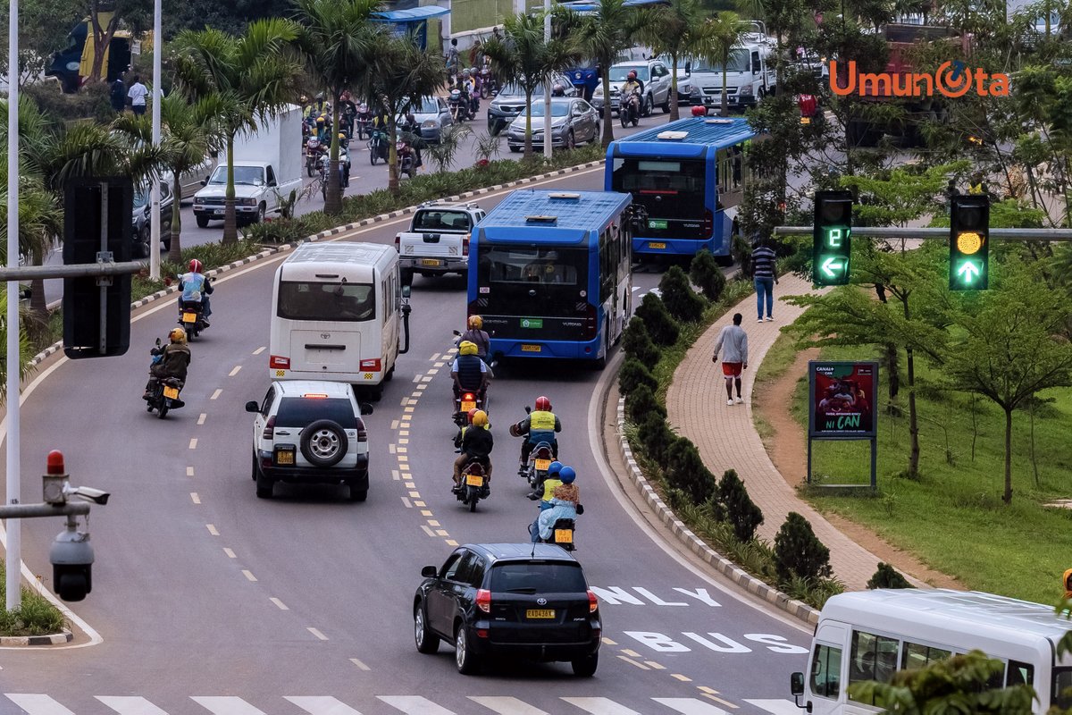 Kigali’s buses are back on track! The city has launched a new public transport system under Ecofleet Solutions, aiming to make buses faster, more reliable, and passenger-friendly. From dedicated lanes to priority traffic signals, commuting in Kigali just got easier!