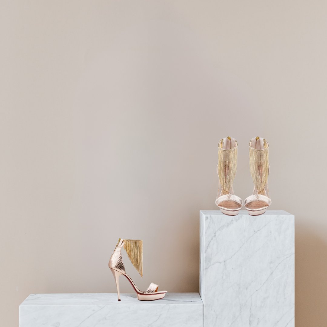 Sandalia de plataforma y tacón en piel champagne rosé efecto serpiente, con pulsera en cascada irregular de flecos de cristal. Modelo Emma. #bySaraNavarro