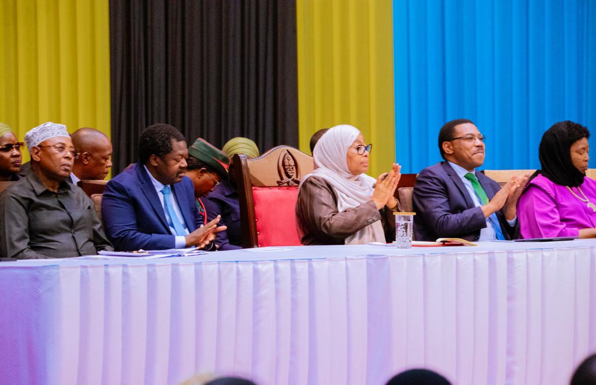 RAIS SAMIA: “KAMA HUNIPENDI, USIVURUKE NCHI”
Akiwa akizungumza na wazee wa Dar es Salaam JNICC, Rais Samia amesema hakuna kiongozi aliyewahi kupendwa na kila mtu. Amesisitiza kuwa kutompenda mtu binafsi si sababu ya kuvuruga nchi, iwe kwa dini, asili au mtazamo tofauti.