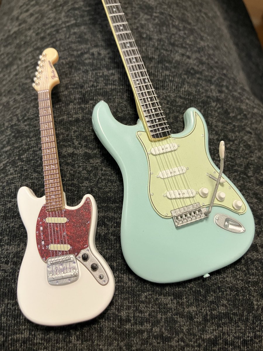 ガシャポンのFenderコレクション、見つけたので一回だけ回して、ムスタングが出ました。可愛くていい感じです🎵
同時に、かつてエフトイズから販売されていたFenderのミニチュアコレクションの出来にも改めて驚かされます。