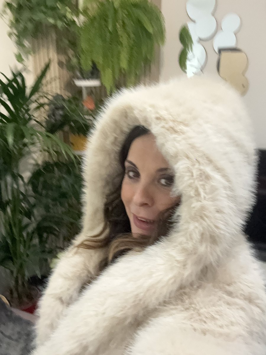 La moda lo sa sempre un attimo prima… e quest’anno ha previsto il ritorno della pelliccia ecologica. Perfetta, perché con questo freddo ci voleva proprio. ❄️✨
#pelliccia