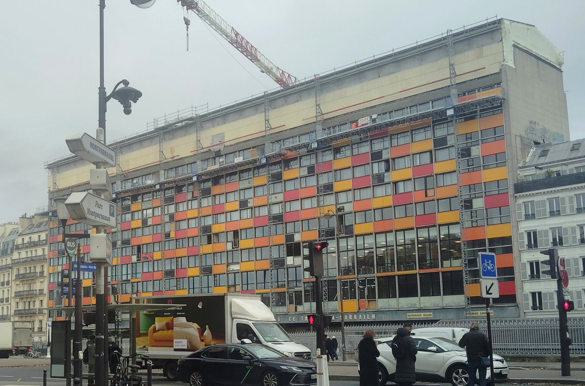 Qui est chef de l'atelier coloriage sur la façade du CROUS ?