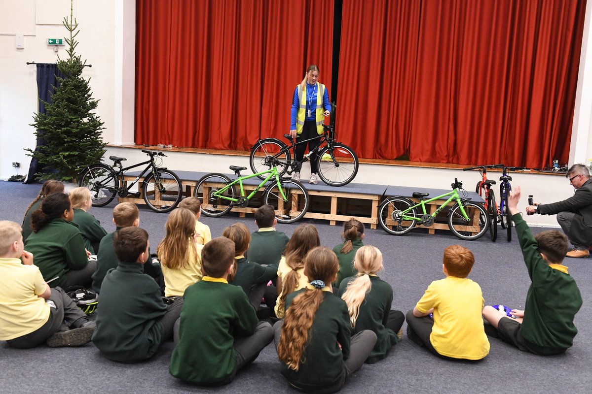 travel_hull's tweet photo. #BikeLightsforDarkNights will run across #Hull, supporting young people who cycle to and from school to #StaySafeStaySeen

The initiative aligns with @BikeabilityUK, with @Hullccnews issuing free bike lights &amp; hi-vis gear to 800 pupils - supported by @HumberRoads &amp; @HumbersidePCC https://t.co/W6RwNASqAM