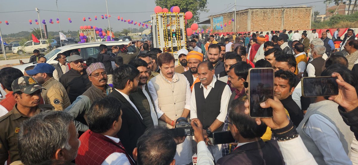 MDhananjaySingh's tweet image. रिश्तेदार दीपक व धीरज सिंह जी के हंडिया ,प्रयागराज स्थित पेट्रोल पंप का अनावरण किया।
अधिष्ठाता को नए प्रतिष्ठान की ढेरों शुभकामना।

#प्रयागराज