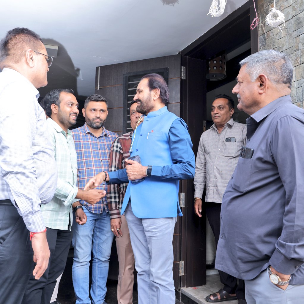 મોરબી ખાતે જયદીપ &amp; કંપની નાં અનિરુધ્ધસિંહ જાડેજા નાં દિકરીબા નાં લગ્ન પ્રસંગે કોંગ્રેસ પક્ષ નાં પૂર્વ પ્રમુખ અને રાજ્યસભાનાં સાંસદ શ્રી<a href="/shaktisinhgohil/">Shaktisinh Gohil MP</a>  સાહેબ દ્વારા શુભેચ્છા મુલાકાત કરી લગ્નજીવન ની શુભકામનાઓ પાઠવી.

#morbi #gujarat #jaydeep #Compony