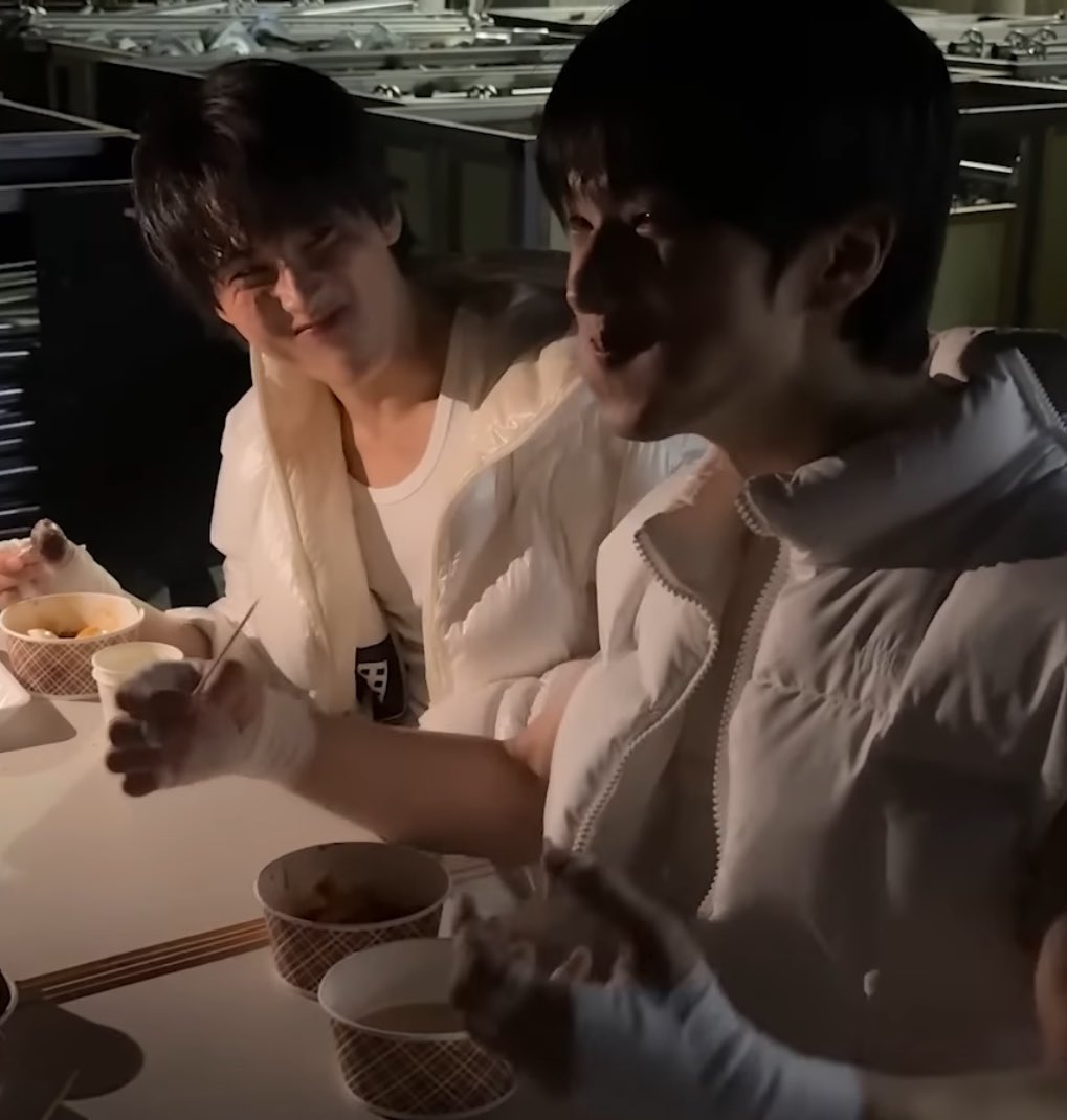 remermarkram's tweet image. อ้ากกกกกกกกกกกกกกกกกก น่ารักๆๆๆๆๆ พี่โตสุดกับน้องเล็กสุด ดูเขาทำ น่ารักมาก5555555555555