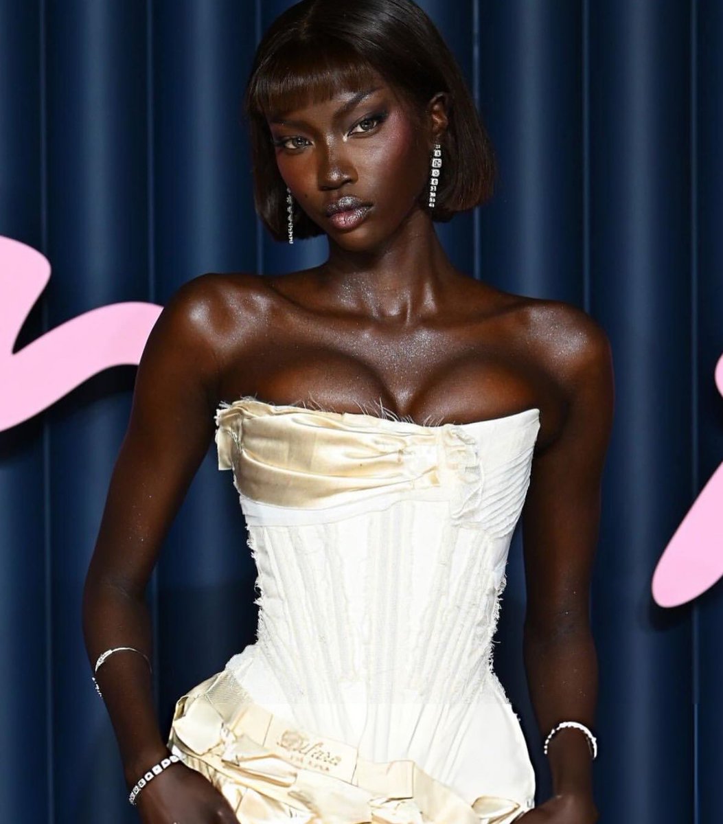 StreetFashion01's tweet image. “Mamma; I think we made it” - Anok Yai after winning “Model of the Year”🥹