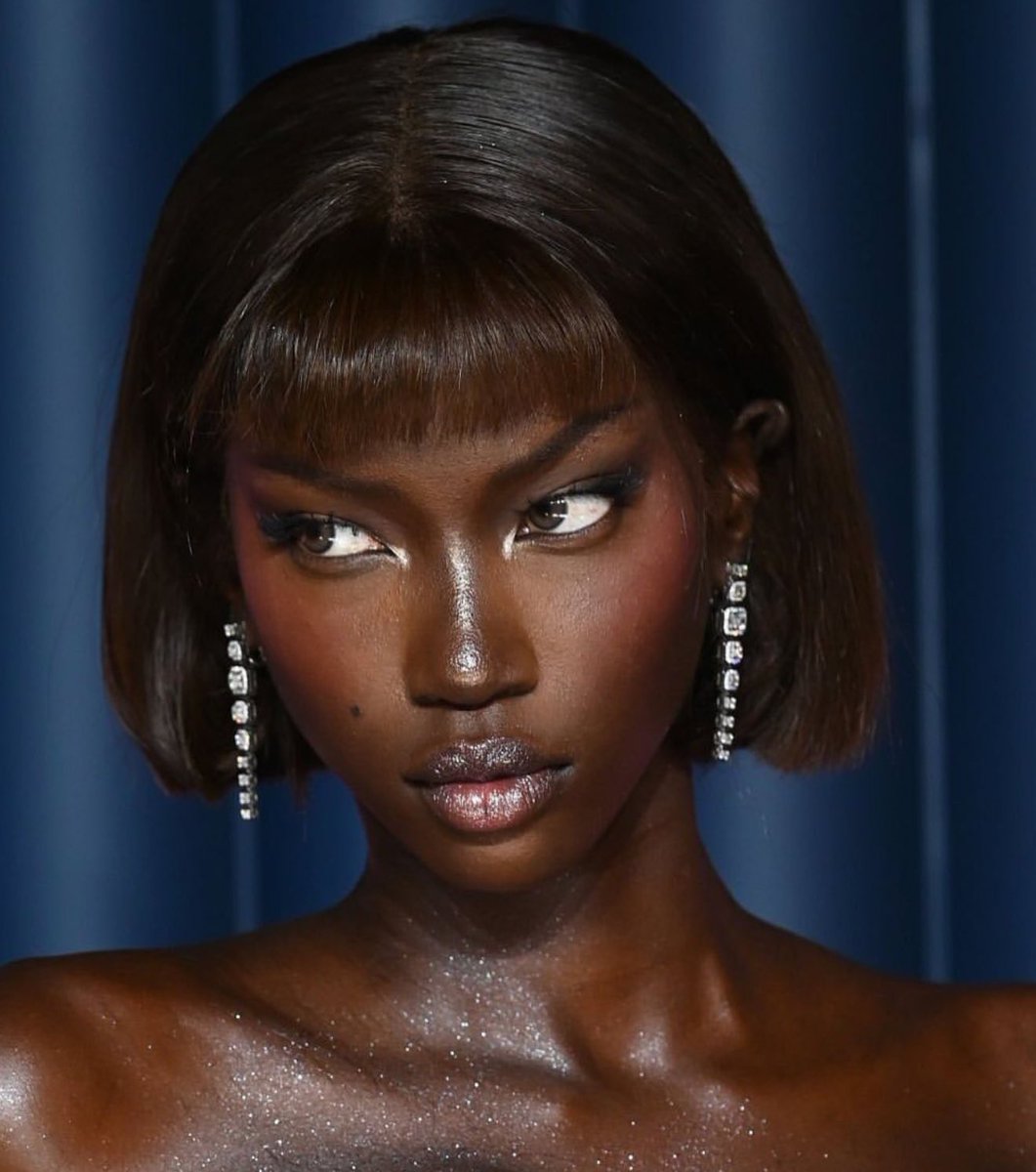 StreetFashion01's tweet image. “Mamma; I think we made it” - Anok Yai after winning “Model of the Year”🥹