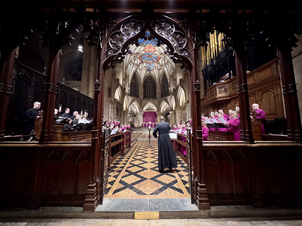 Tewkesbury Abbey tweet media