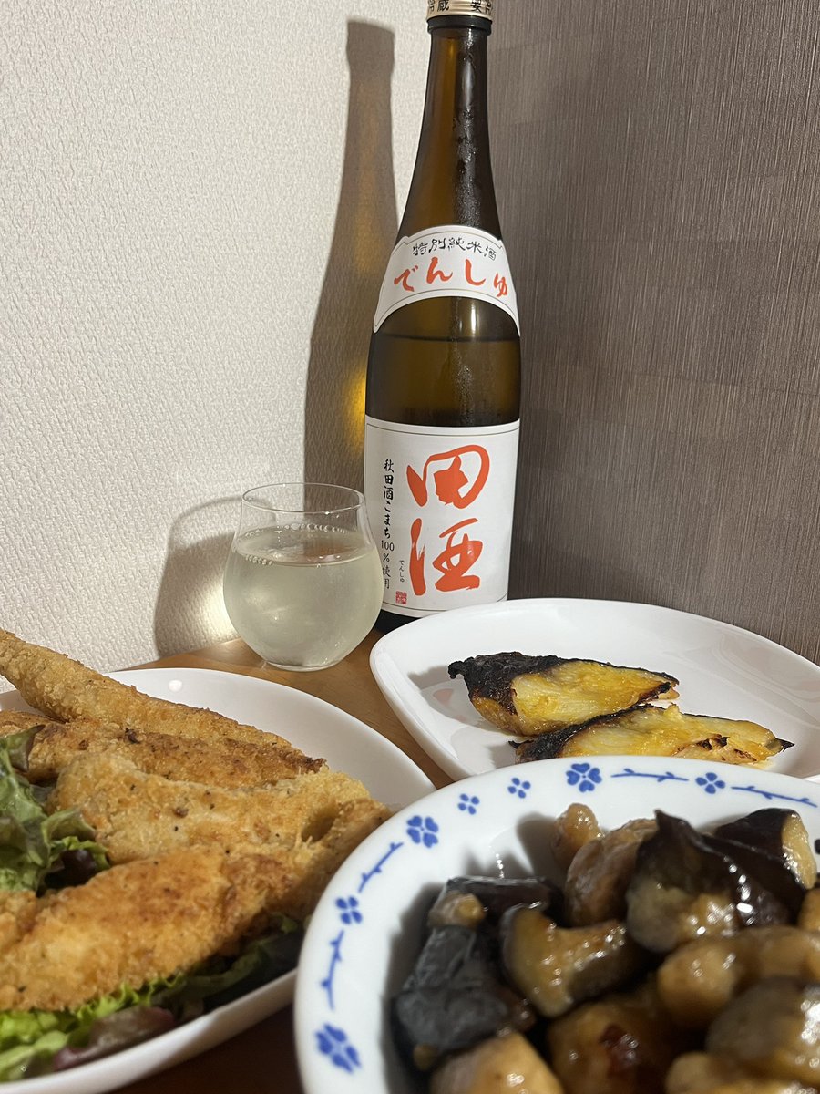 #田酒 #特別純米酒 #秋田酒こまち #青森県青森市 #西田酒造店
ふんわり華やかな吟醸香🌺
まろみがある甘味と、角がない酸味がジュワジュワーっと広がって後味はスッキリ！全体的に丸みがあって女性的なお酒🍶苦味がなくて呑みやすい！
メッチャ美味しい🤩
ササミスティック、銀鱈西京焼き、鶏ナス煮と