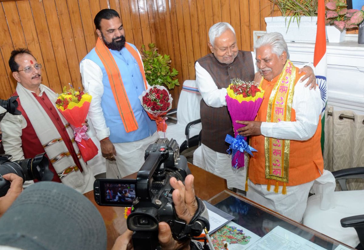 माननीय उप मुख्यमंत्री-सह-गृह मंत्री श्री <a href="/samrat4bjp/">Samrat Choudhary</a>  जी ने नवनिर्वाचित बिहार विधानसभा अध्यक्ष <a href="/DrPremKrBihar/">Dr. Prem Kumar (मोदी का परिवार)</a> हार्दिक बधाई दी एवं उनका अभिनंदन किया। आपके नेतृत्व में पक्ष एवं विपक्ष को न्याय मिलेगा।
#Bihar #Vidhansabha #SamratChaudhary #NitishKumar #DrPremKrBihar
<a href="/NitishKumar/">Nitish Kumar</a>