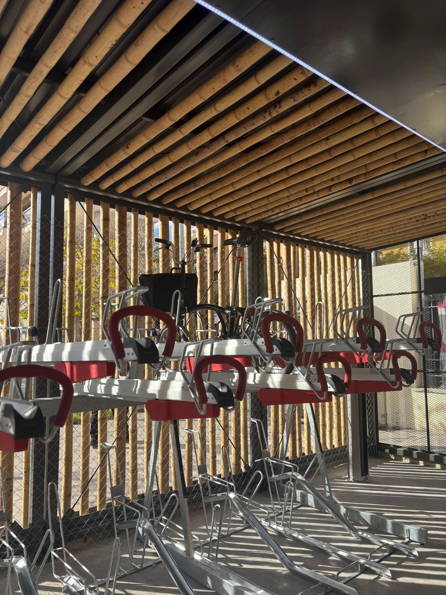 🚲 L’Ajuntament presenta el projecte del nou Bicitancat situat a l’estació de Renfe.

👉 L’estructura inclou un sistema d’aparcament de dues plantes amb 40 places per a bicicletes, així com 10 places per a patinets amb suports específics.

+info a vlf.cat/bicitancat1225