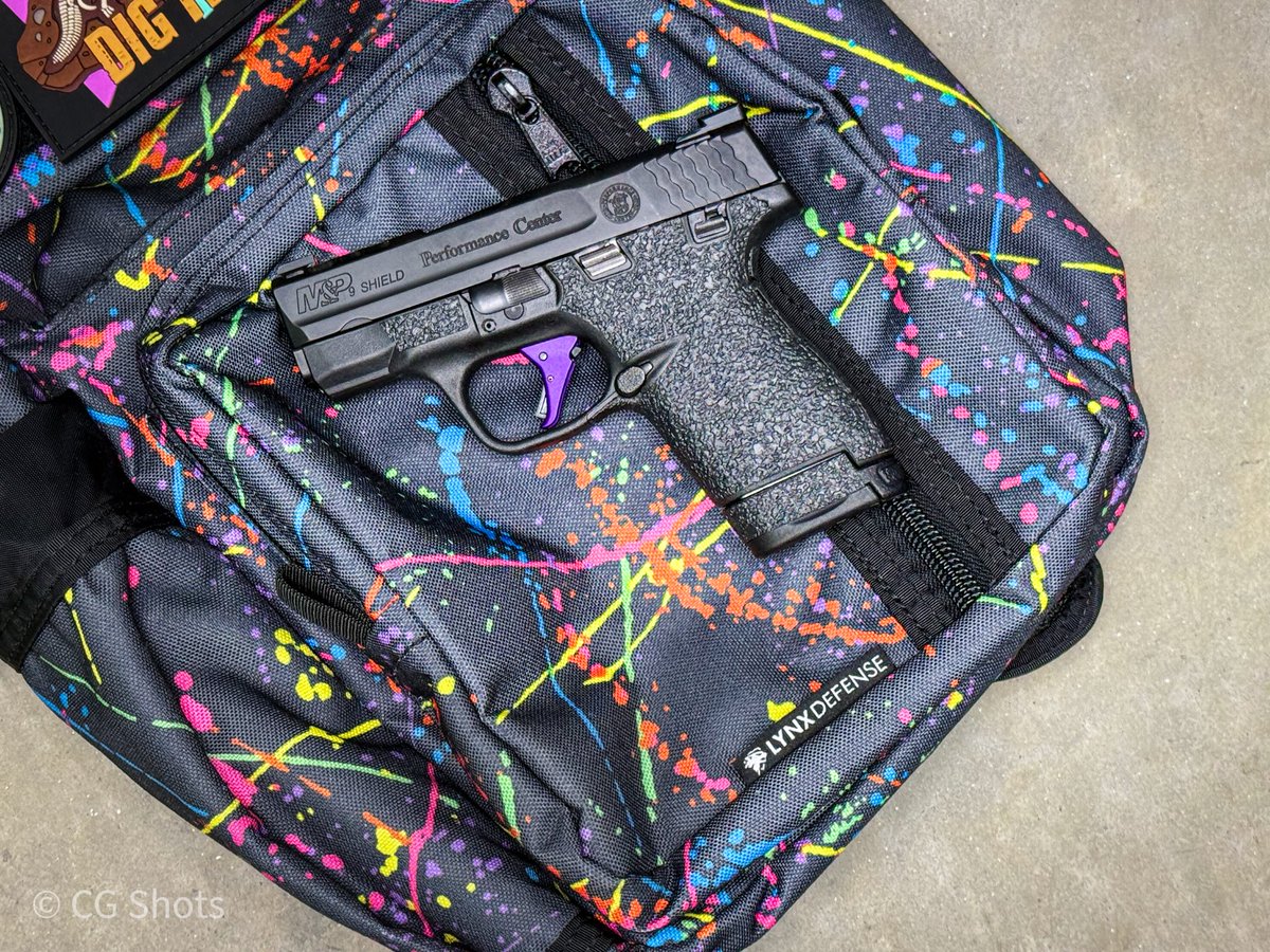 christian_grest's tweet image. Looks like December’s EDC is on deck! S&amp;amp;W Shield Performance Center with the Apex Trigger &amp;amp; Handleit Grips. Lynx Defense EDC backpack in splatter. Can’t forget some morale patches too! #edc #december #smithandwesson #handleitgrips #santa #moral #lynxdefense #brownells…