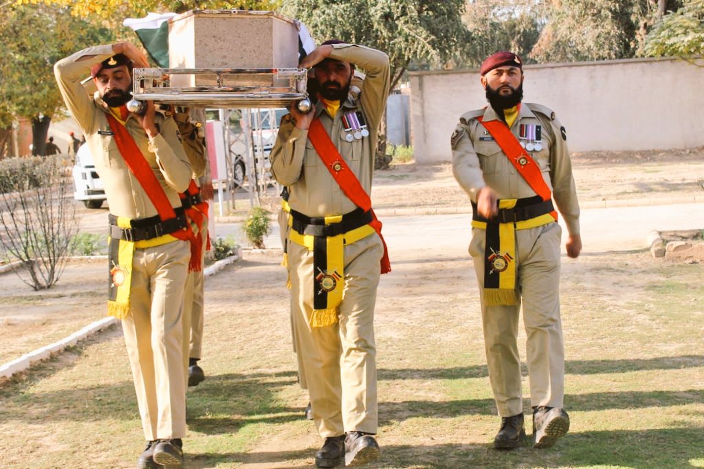 Mohsin_o2's tweet image. The funeral prayers for Assistant Commissioner Shah Wali, who was martyred in a terrorist attack in Bannu was offered in Bannu.

Farewell brother 💔