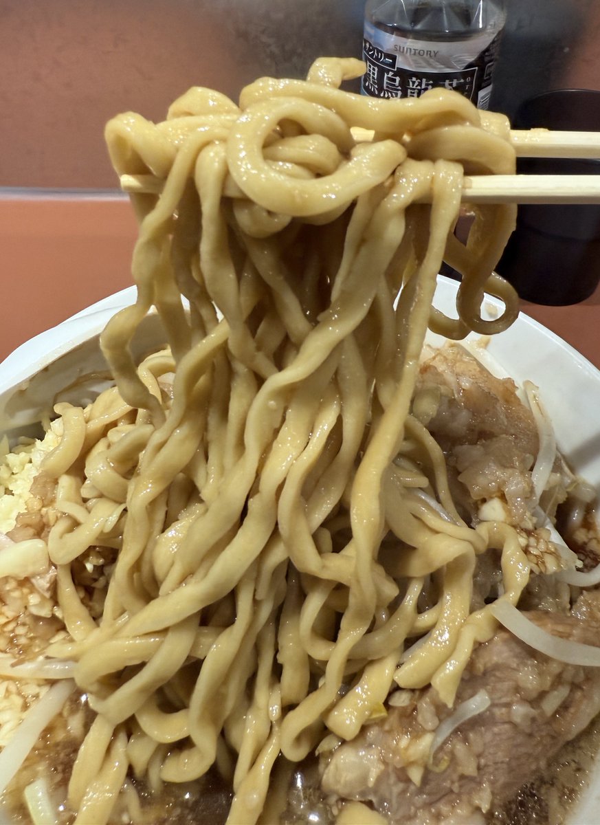 hidechaaa_hobby's tweet image. 夜はお久しぶりです #サンコメ へ
ラーメン300g with生姜だよ君シンさん♪
寒い夜はやっぱラーメンが恋しくなる🫰

豚の旨味が混ざり合うスープは至高
ゴワモチ太麺の食感もよく食欲が止まらない🤤
生姜追加で心も身体もポカポカになったw

美味しい一杯
ありがとうございました！
ごちそうさまです👏