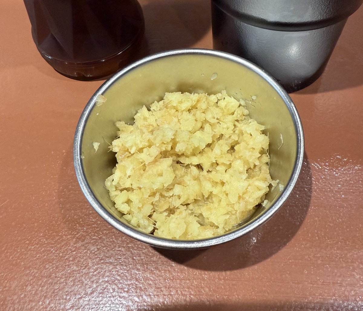 hidechaaa_hobby's tweet image. 夜はお久しぶりです #サンコメ へ
ラーメン300g with生姜だよ君シンさん♪
寒い夜はやっぱラーメンが恋しくなる🫰

豚の旨味が混ざり合うスープは至高
ゴワモチ太麺の食感もよく食欲が止まらない🤤
生姜追加で心も身体もポカポカになったw

美味しい一杯
ありがとうございました！
ごちそうさまです👏