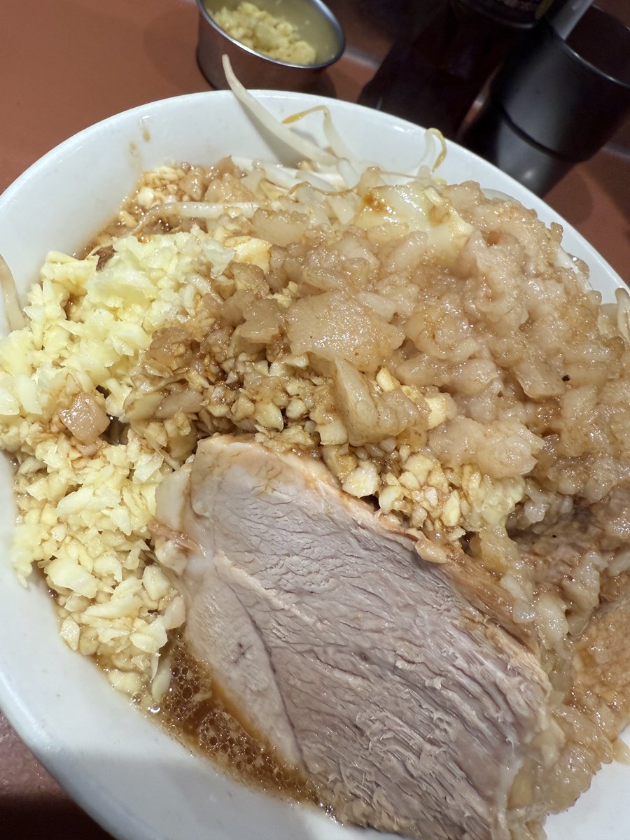 hidechaaa_hobby's tweet image. 夜はお久しぶりです #サンコメ へ
ラーメン300g with生姜だよ君シンさん♪
寒い夜はやっぱラーメンが恋しくなる🫰

豚の旨味が混ざり合うスープは至高
ゴワモチ太麺の食感もよく食欲が止まらない🤤
生姜追加で心も身体もポカポカになったw

美味しい一杯
ありがとうございました！
ごちそうさまです👏