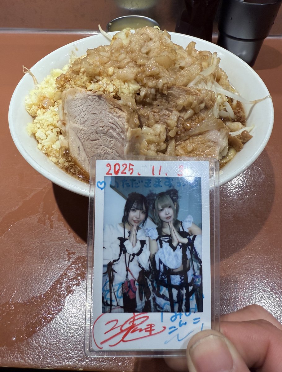 hidechaaa_hobby's tweet image. 夜はお久しぶりです #サンコメ へ
ラーメン300g with生姜だよ君シンさん♪
寒い夜はやっぱラーメンが恋しくなる🫰

豚の旨味が混ざり合うスープは至高
ゴワモチ太麺の食感もよく食欲が止まらない🤤
生姜追加で心も身体もポカポカになったw

美味しい一杯
ありがとうございました！
ごちそうさまです👏