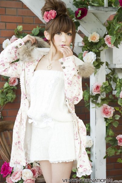 also999's tweet photo. 菅野結以さまがトレンドになってますが…

いいですか、白ギャルと言えば結以さま
リズリサのモデルと言えば結以さまだったんです https://t.co/kpi0BXQapy