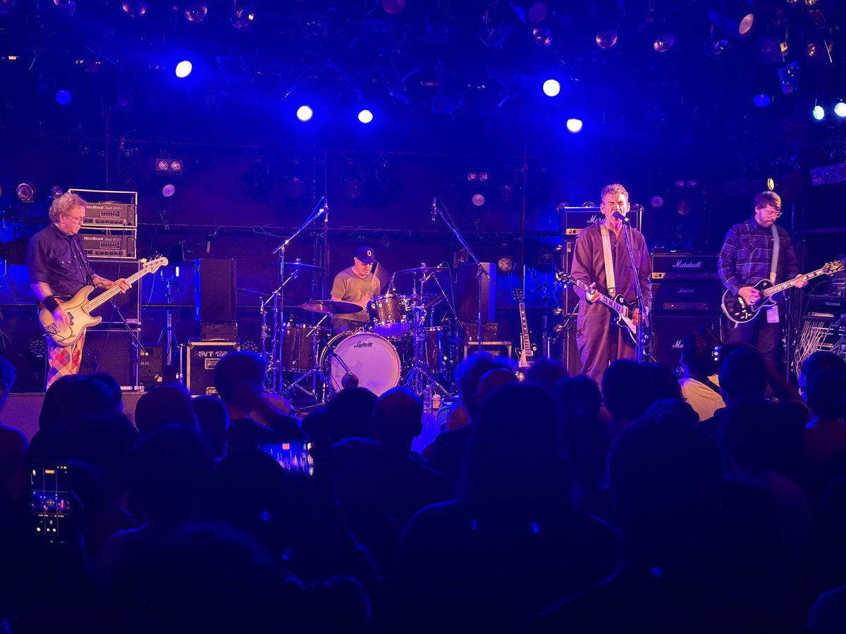 Jawbreaker 、めちゃくちゃ感動した。メロディック好きな人もエモ好きな人も全てを包み込む楽曲の良さと演奏。メロディック派の私ですがエモい曲がレコードより良すぎてビックリしたよ