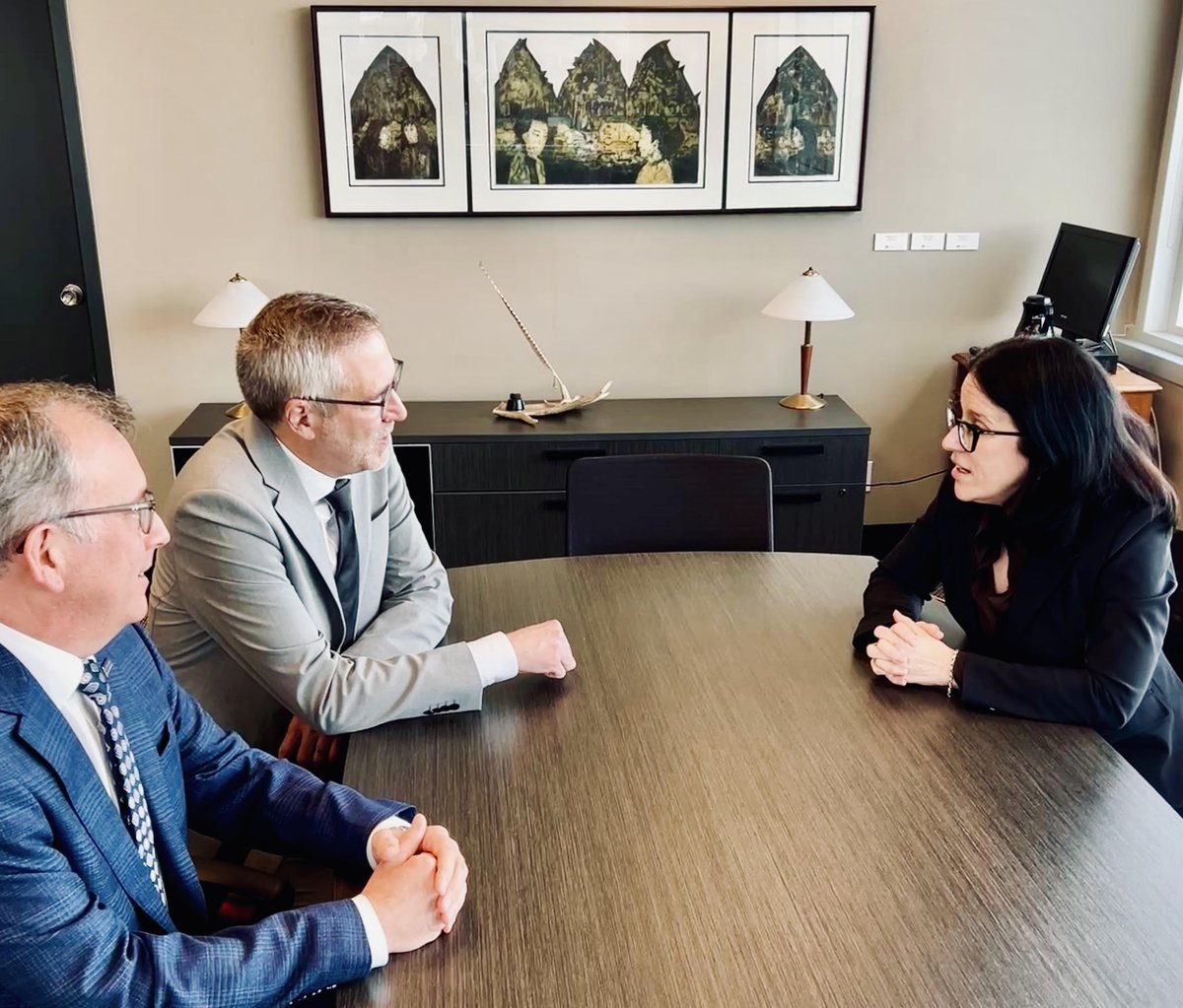 ⚡️ Belle rencontre hier avec la ministre de l'Éducation <a href="/slebel19/">Sonia LeBel</a> .
Nous avons pu discuter avec elle de notre proposition pour permettre au Québec de se doter d'une école commune.
Merci à la ministre et son cabinet pour cette disponibilité exceptionnelle.

ecoleensemble.com/reseaucommun