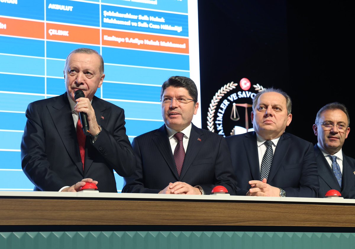 “Hâkim ve savcılara parmak sallayanların en büyük korkusu, maskelerinin düşmesinden duydukları derin endişedir” tccb.gov.tr/haberler/410/1…