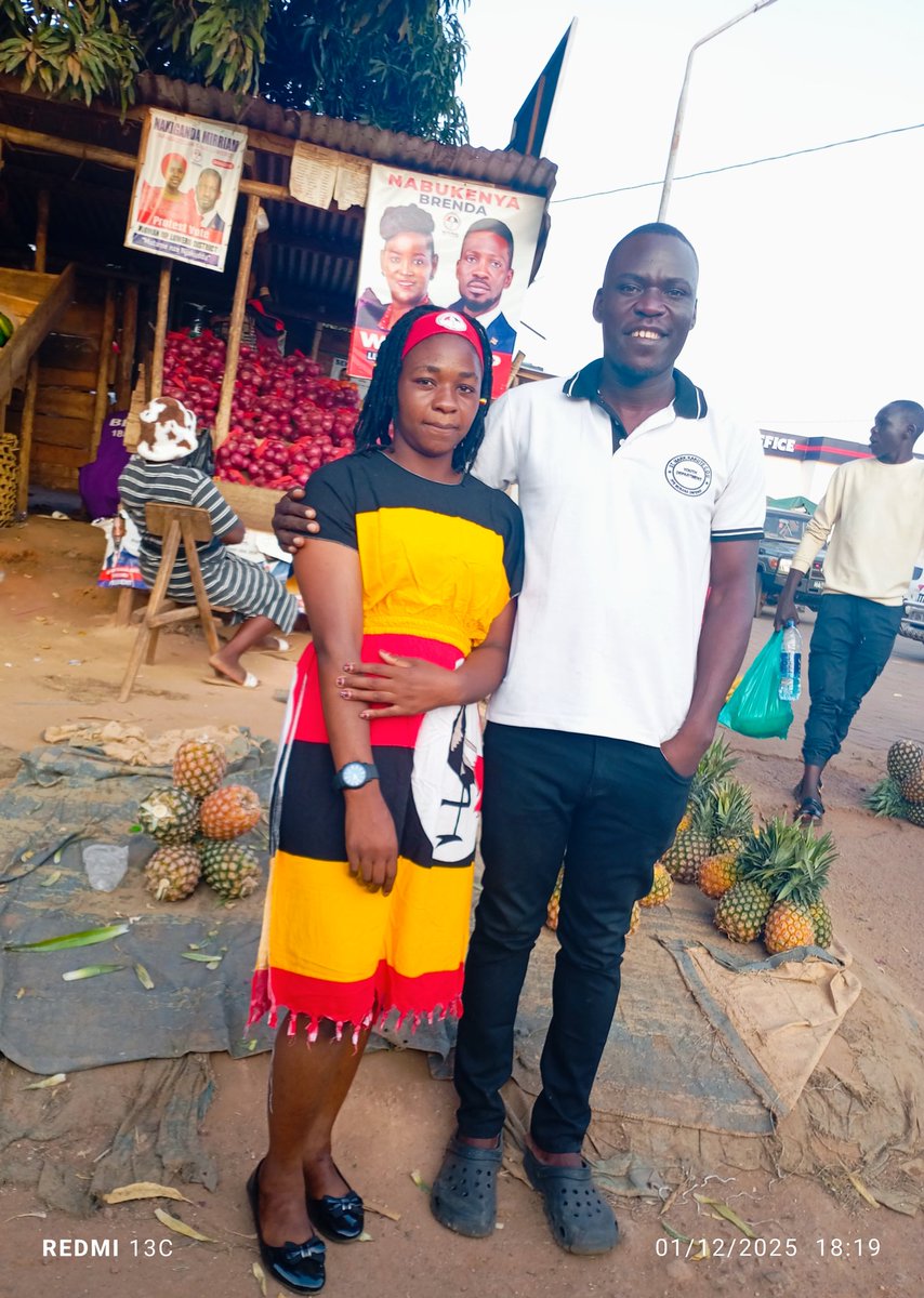 KabengeDisan's tweet photo. Stop over at Balikyejusa roadside market on my journey from Nakasongola. I have met Brenda the "African girl" who's very passionate about Uganda 🇺🇬 and Africa 🌍 at heart 💜❤️. I decided to buy fruits from her. #AfricaMyHomeMyFuture https://t.co/duseSUjt4g